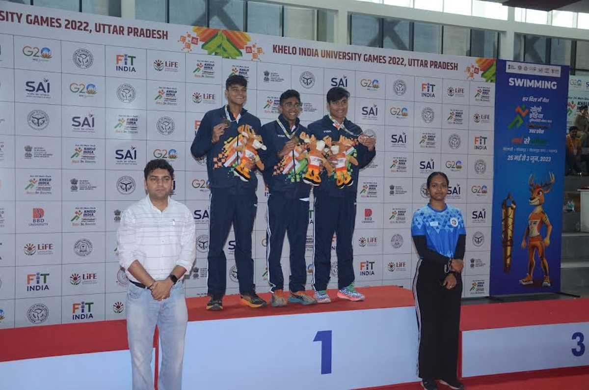 तैराकी प्रतियोगिता में विभिन्न विवि के प्रतिभिगियों ने हासिल किया पदक